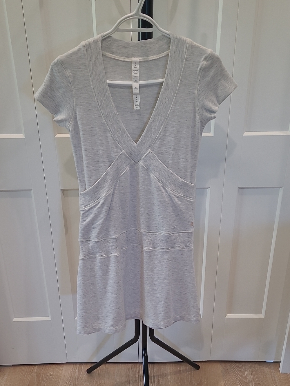 LULULEMON Dance Pulse Light Gray V-Neck Short Sleeve Casual Dress